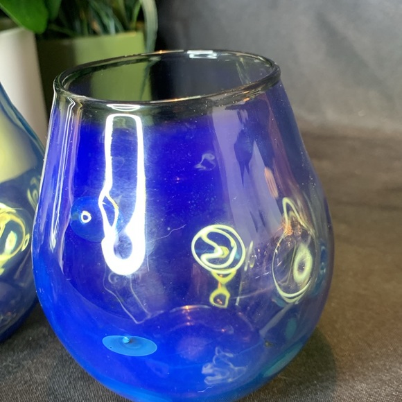 Hand blown artist signed neon blue coin dot stemless wineglasses - Picture 8 of 12